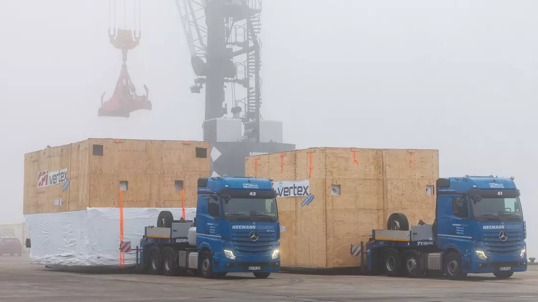 Verpackt in riesigen Holzkisten werden die Teile des Teleskops in Wesel auf ein Schiff geladen. - Bild: Christoph Reichwein/dpa