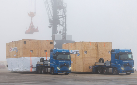 Verpackt in riesigen Holzkisten werden die Teile des Teleskops in Wesel auf ein Schiff geladen. - Foto: Christoph Reichwein/dpa Verpackt in riesigen Holzkisten werden die Teile des Teleskops in Wesel auf ein Schiff geladen. - Foto: Christoph Reichwein/dpa