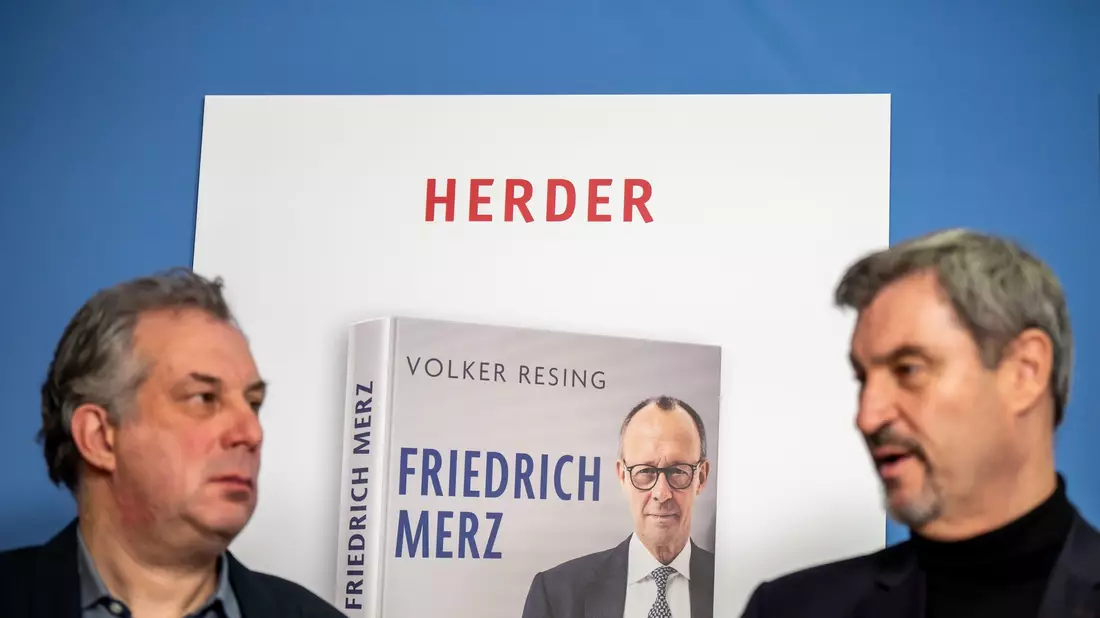 CSU-Chef Söder stellt in Berlin eine Biografie über Kanzlerkandidat Merz vor. Der bayerische Ministerpräsident findet viele lobende Worte. Zugleich hat er ein paar Tipps parat. - Bild: Michael Kappeler/dpa