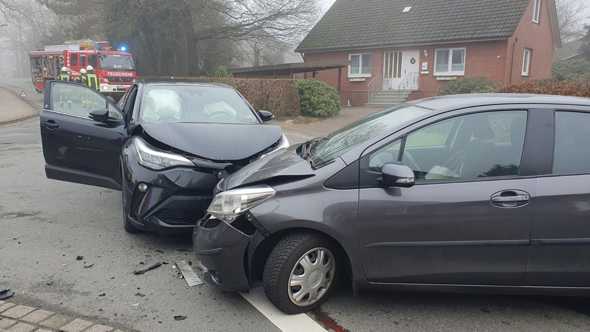 POL-STD: Zwei Leichtverletzte bei Unfall mit zwei Toyotas in Harsefeld, Unbekannte entwenden Baumaschinenteil in Horneburg, Renault in Stade aufgebrochen - Foto: presseportal.de