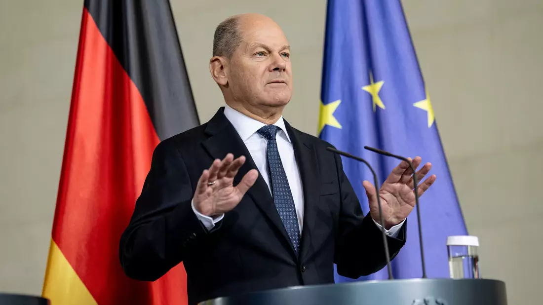 Bundeskanzler Scholz rechnet nicht damit, dass der künftige US-Präsident Donald Trump die militärische Unterstützung für die Ukraine einstellt.  - Bild: Fabian Sommer/dpa