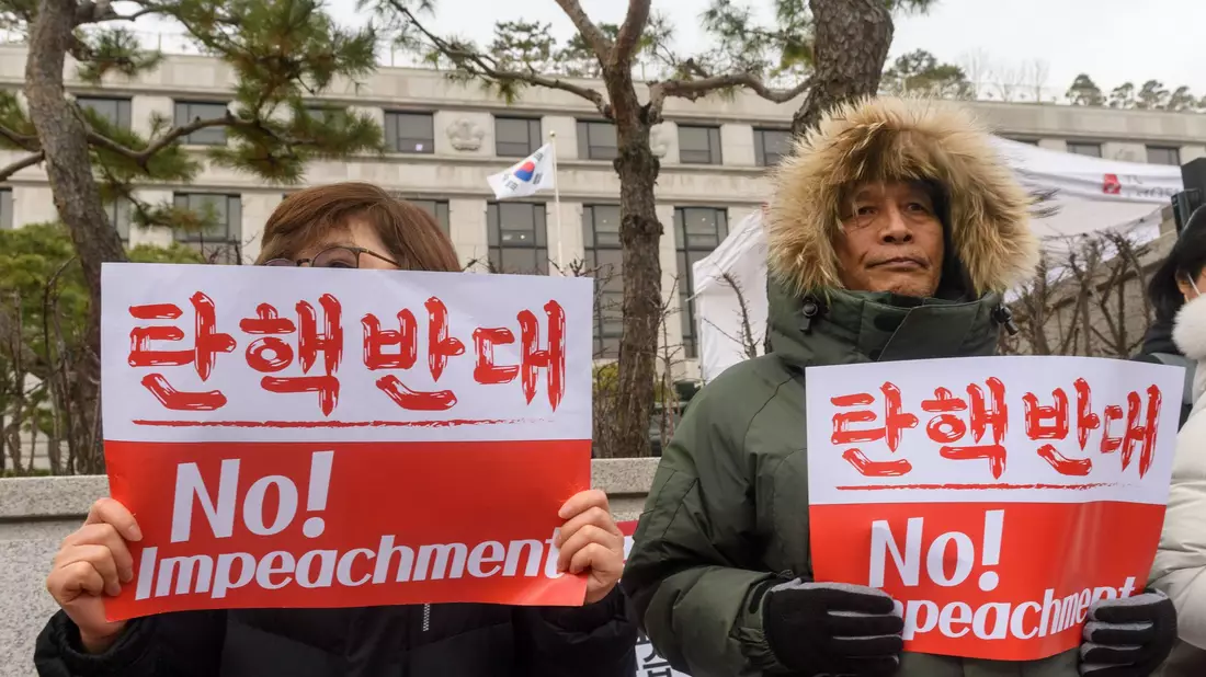 Unterstützer von Yoon Suk Yeol hatten sich am Donnerstag vor dem Verfassungsgericht in Seoul versammelt. - Bild: Kim Jae-Hwan/SOPA Images via ZUMA Press Wire/dpa