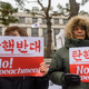 Unterstützer von Yoon Suk Yeol hatten sich am Donnerstag vor dem Verfassungsgericht in Seoul versammelt. - Foto: Kim Jae-Hwan/SOPA Images via ZUMA Press Wire/dpa