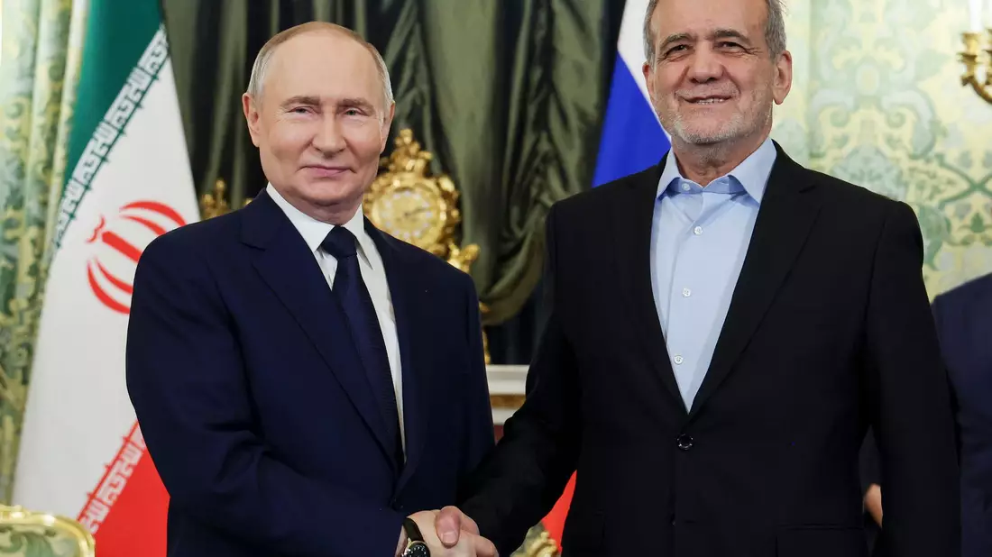 Der russische Präsident Wladimir Putin (l.) und der iranische Präsident Massud Peseschkian besiegeln eine strategische Partnerschaft. - Bild: Vyacheslav Prokofyev/Pool Sputnik Kremlin/AP/dpa