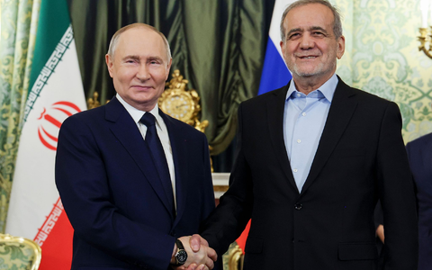 Der russische Präsident Wladimir Putin (l.) und der iranische Präsident Massud Peseschkian besiegeln eine strategische Partnerschaft. - Foto: Vyacheslav Prokofyev/Pool Sputnik Kremlin/AP/dpa