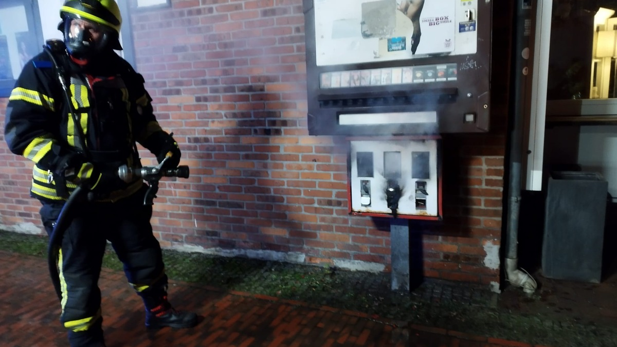 FW-ROW: Unklarer Feuerschein am Gebäude fordert Einsatz der Feuerwehr - Foto: presseportal.de