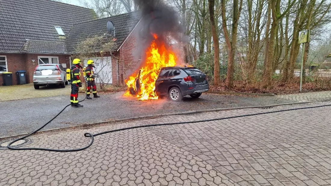 FW-ROW: PKW-Brand gegenüber Polizeistation in Sottrum - Bild: presseportal.de