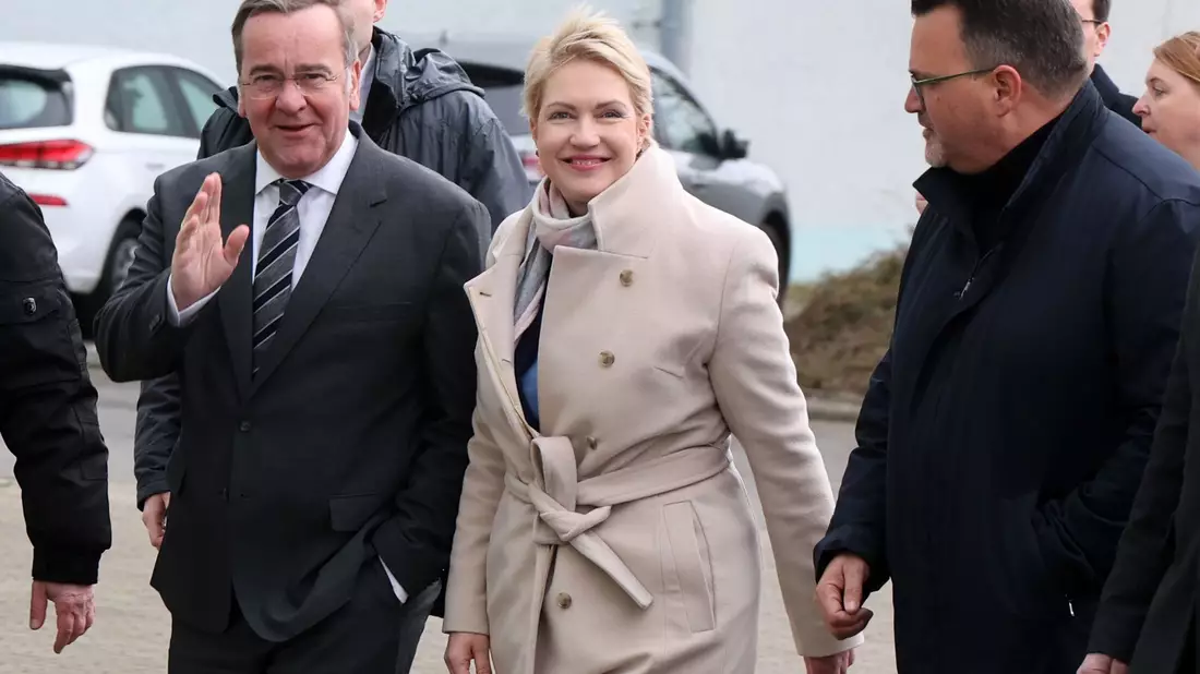 Minister Pistorius (li.), Ministerpräsidentin Schwesig und TKMS-Chef Burkhard auf Werftbesuch in Wismar. - Bild: Bernd Wüstneck/dpa