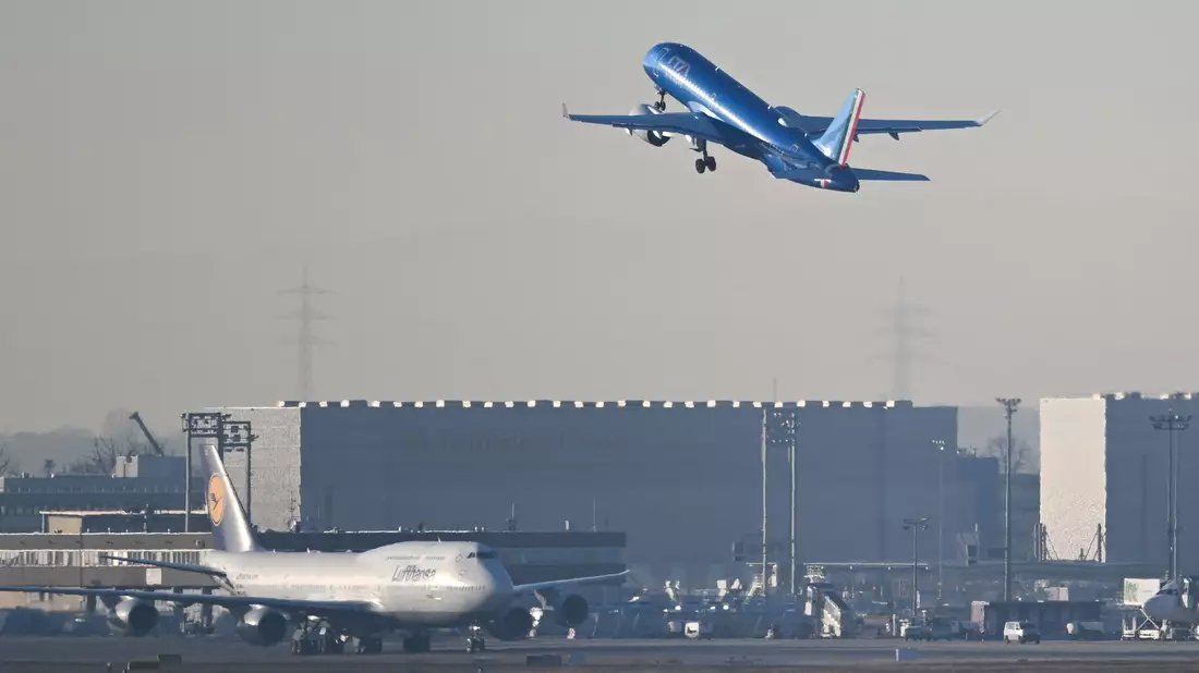Bislang fliegt die Ita noch selten zum Lufthansa-Drehkreuz Frankfurt. - Bild: Arne Dedert/dpa