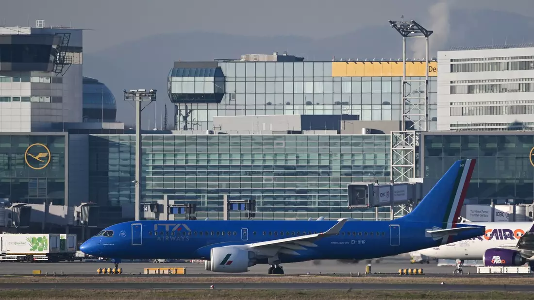 Im Schoß der Mutter: Ita-Airbus zu Gast am Lufthansa-Drehkreuz Frankfurt. - Bild: Arne Dedert/dpa