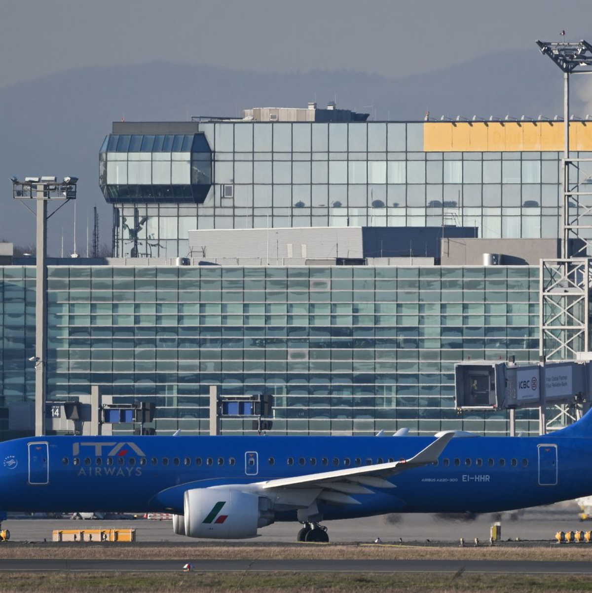 Im Schoß der Mutter: Ita-Airbus zu Gast am Lufthansa-Drehkreuz Frankfurt. - Foto: Arne Dedert/dpa