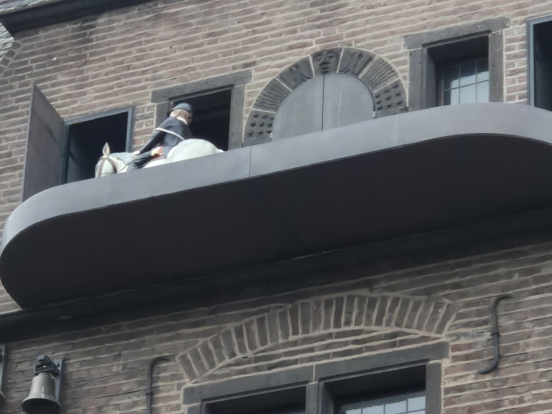 FW-NE: Glockenspiel defekt | Feuerwehr bewahrt Pferd des Neusser Reitercorps vor Absturz - Foto: presseportal.de