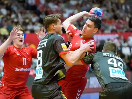 Juri Knorr (l) gehört bei der Handball-WM bisher zu den Aktivposten im deutschen Team. - Foto: Sören Stache/dpa