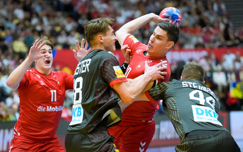 Juri Knorr (l) gehört bei der Handball-WM bisher zu den Aktivposten im deutschen Team. - Foto: Sören Stache/dpa
