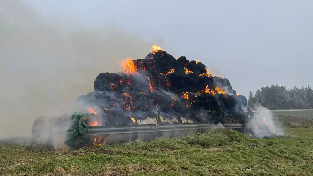 POL-PDKL: Heuballen in Brand - Feuerteufel unterwegs? - Bild: presseportal.de