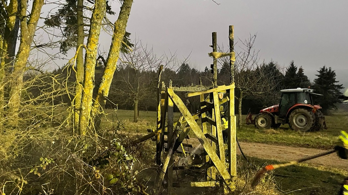 POL-PDKL: Hochsitz abgefackelt - Zeugen gesucht! - Foto: presseportal.de