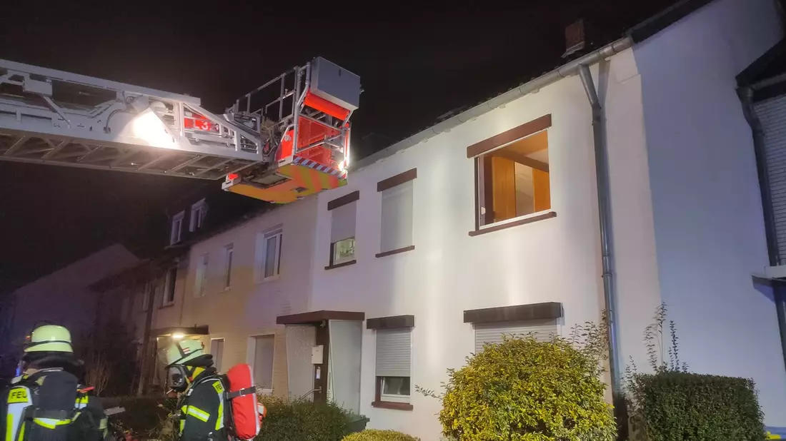 FW-BN: Kellerbrand in Bonn-Duisdorf - Spektakuläre Rettung von Mutter und Kleinkind durch aufmerksame Nachbarn - Bild: presseportal.de