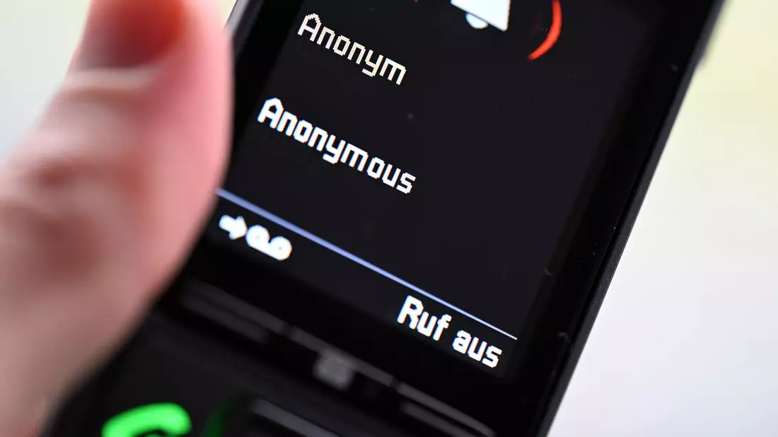 ILLUSTRATION - Ein Mann hält ein Festnetz-Telefon, auf dem ein anonymer Anruf eingeht (gestellte Szene).  - Bild: Wolf von Dewitz/dpa-Zentralbild/dpa