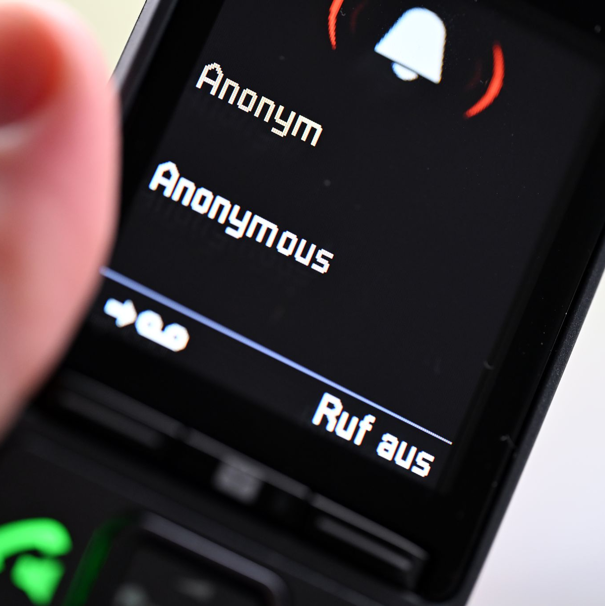ILLUSTRATION - Ein Mann hält ein Festnetz-Telefon, auf dem ein anonymer Anruf eingeht (gestellte Szene).  - Foto: Wolf von Dewitz/dpa-Zentralbild/dpa