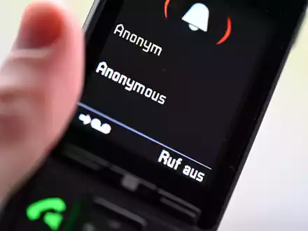 ILLUSTRATION - Ein Mann hält ein Festnetz-Telefon, auf dem ein anonymer Anruf eingeht (gestellte Szene).  - Foto: Wolf von Dewitz/dpa-Zentralbild/dpa