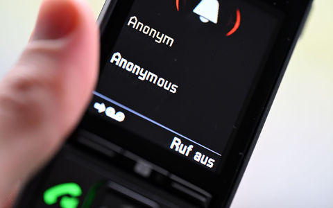 ILLUSTRATION - Ein Mann hält ein Festnetz-Telefon, auf dem ein anonymer Anruf eingeht (gestellte Szene).  - Foto: Wolf von Dewitz/dpa-Zentralbild/dpa