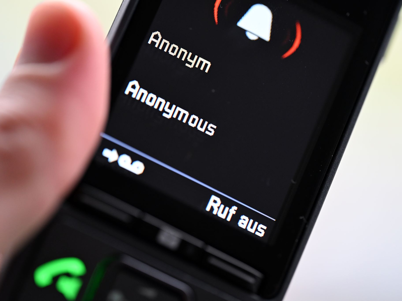 ILLUSTRATION - Ein Mann hält ein Festnetz-Telefon, auf dem ein anonymer Anruf eingeht (gestellte Szene).  - Foto: Wolf von Dewitz/dpa-Zentralbild/dpa