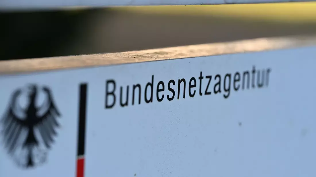 Ein Schild mit dem Schriftzug «Bundesnetzagentur» steht auf dem Gelände der Zentrale der Bonner Bundesbehörde. - Bild: Wolf von Dewitz/dpa