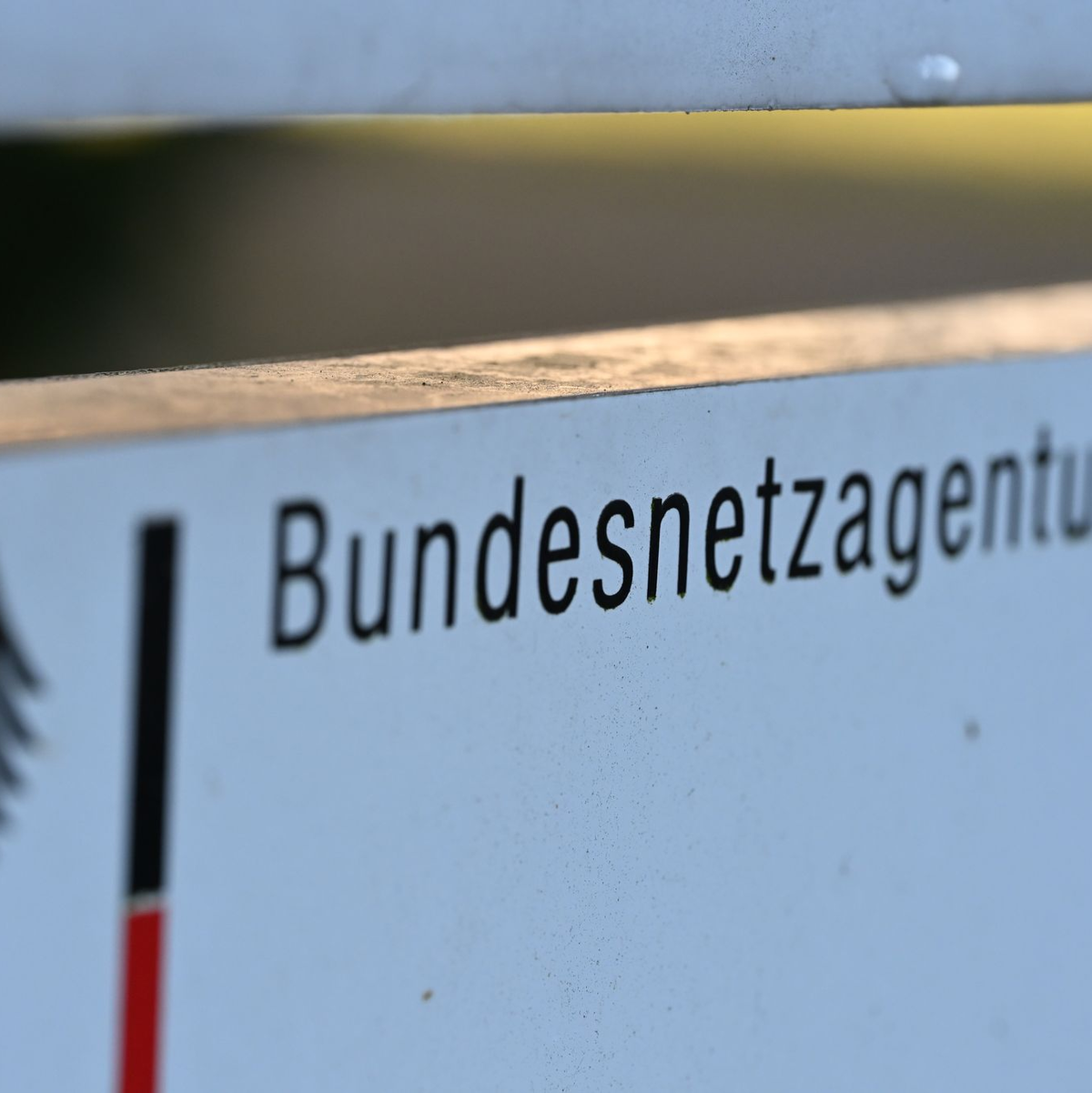 Ein Schild mit dem Schriftzug «Bundesnetzagentur» steht auf dem Gelände der Zentrale der Bonner Bundesbehörde. - Foto: Wolf von Dewitz/dpa