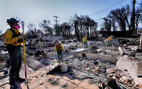 In den Brandruinen wird auch noch nach möglichen Opfern gesucht.  - Foto: Richard Vogel/AP/dpa