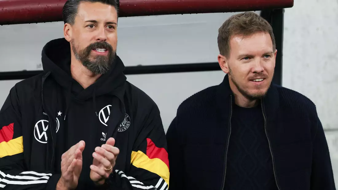 Sandro Wagner (l) will mindestens bis zur WM 2026 an der Seite von Julian Nagelsmann bleiben. - Bild: Christian Charisius/dpa