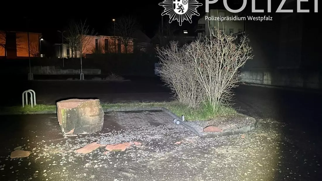 POL-PDKL: Unfallverursacher beschädigt Parkplatzanlage und flüchtet - Bild: presseportal.de
