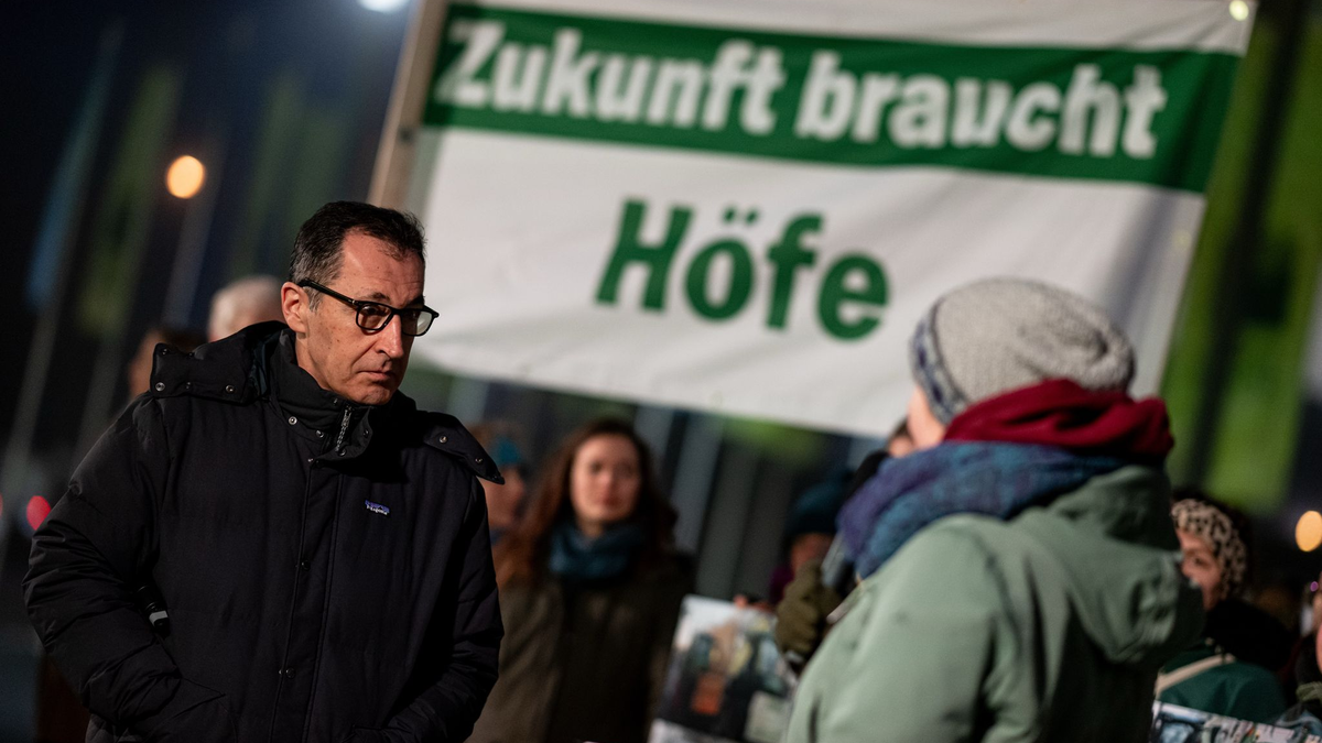 Bundeslandwirtschaftsminister Cem Özdemir hört sich an, was Aktivisten bei der Grünen Woche fordern.  - Foto: Fabian Sommer/dpa