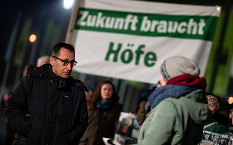 Bundeslandwirtschaftsminister Cem Özdemir hört sich an, was Aktivisten bei der Grünen Woche fordern. - Foto: Fabian Sommer/dpa Bundeslandwirtschaftsminister Cem Özdemir hört sich an, was Aktivisten bei der Grünen Woche fordern. - Foto: Fabian Sommer/dpa