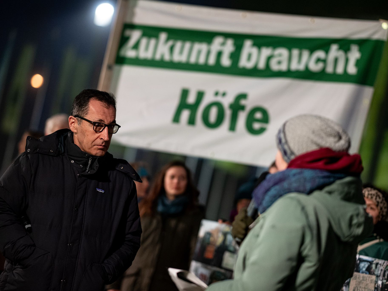 Bundeslandwirtschaftsminister Cem Özdemir hört sich an, was Aktivisten bei der Grünen Woche fordern. - Foto: Fabian Sommer/dpa