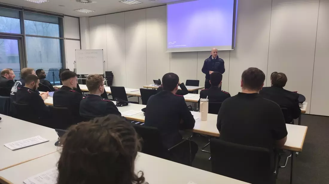 FW Celle: 24 neue Feuerwehrleute starten ihre Grundlagenausbildung bei der Feuerwehr Celle. - Bild: presseportal.de