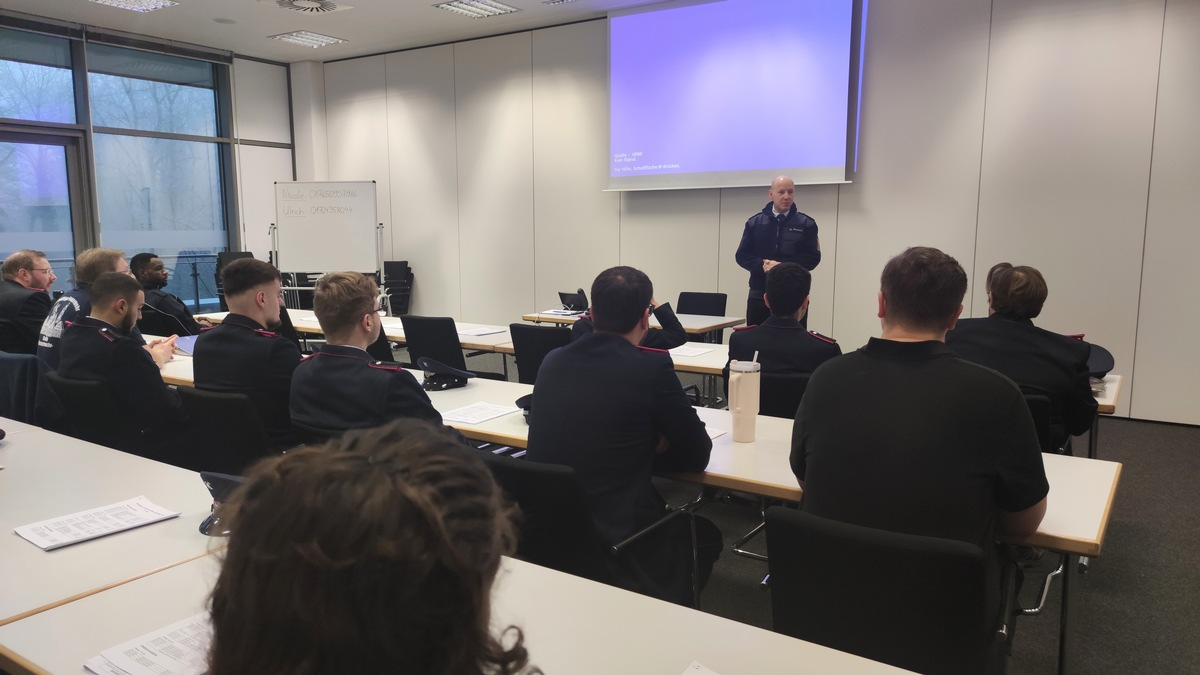 FW Celle: 24 neue Feuerwehrleute starten ihre Grundlagenausbildung bei der Feuerwehr Celle. - Foto: presseportal.de