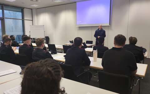 FW Celle: 24 neue Feuerwehrleute starten ihre Grundlagenausbildung bei der Feuerwehr Celle. - Foto: presseportal.de