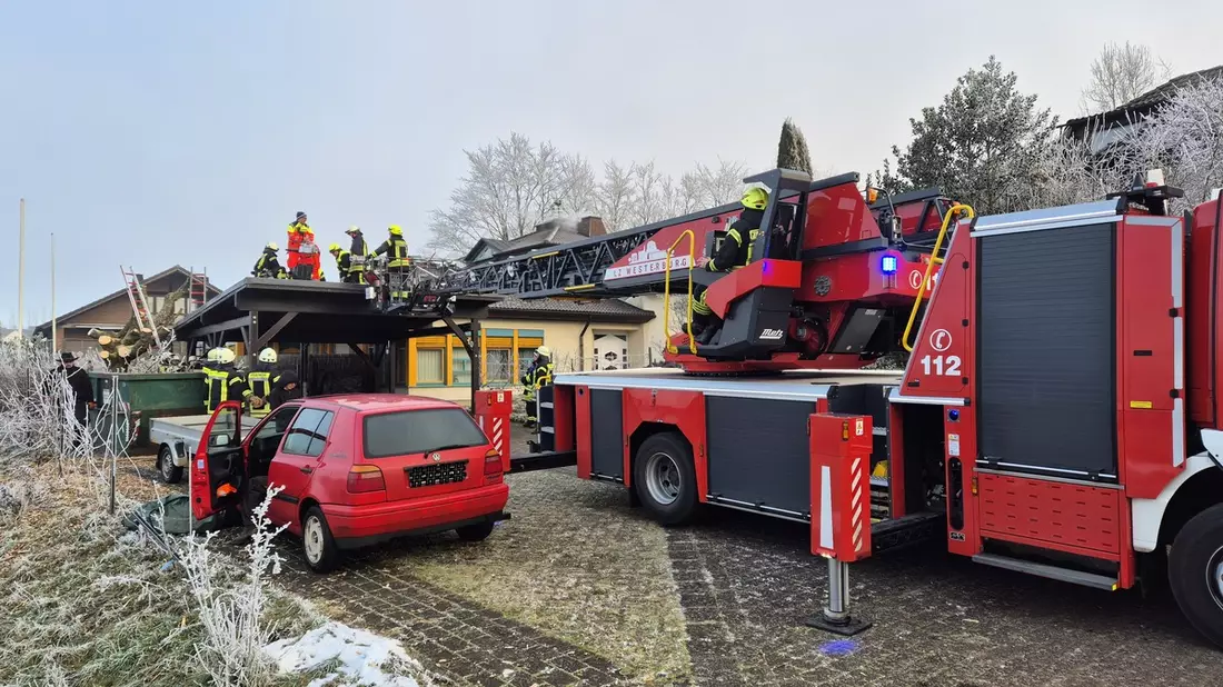 FW VG Westerburg: Bei Baumfällarbeiten verletzt - Feuerwehr rettet Mann von Carportdach - Bild: presseportal.de
