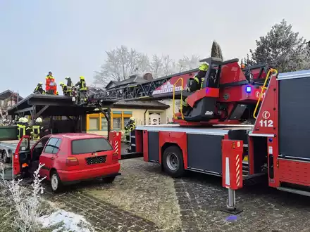 FW VG Westerburg: Bei Baumfällarbeiten verletzt - Feuerwehr rettet Mann von Carportdach - Foto: presseportal.de