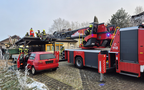 FW VG Westerburg: Bei Baumfällarbeiten verletzt - Feuerwehr rettet Mann von Carportdach - Foto: presseportal.de