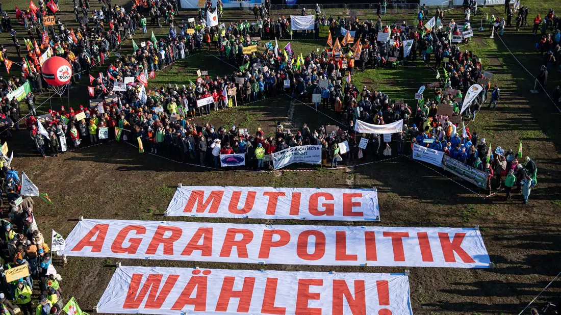 Diesmal durften die Bauern nicht mit Traktoren demonstrieren - dafür gab es große Banner. - Bild: Fabian Sommer/dpa