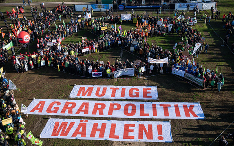 Diesmal durften die Bauern nicht mit Traktoren demonstrieren - dafür gab es große Banner. - Foto: Fabian Sommer/dpa