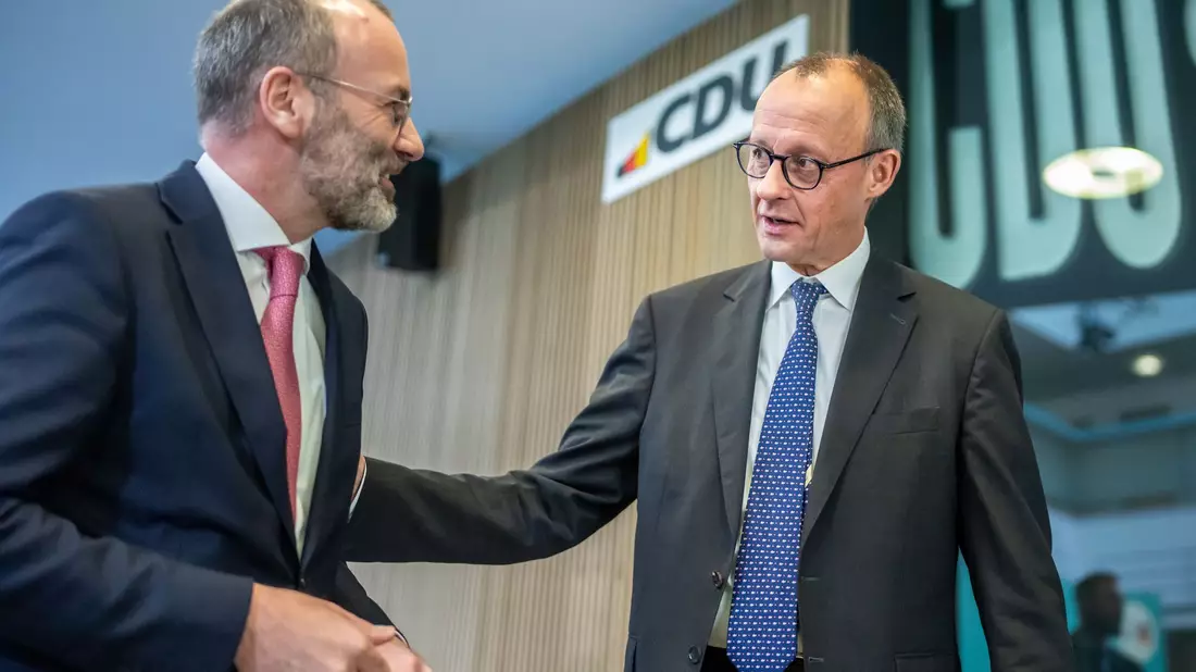 Nachdem Spitzenvertreter der Europäischen Volkspartei in Berlin über ihre Schwerpunkte für 2025 beraten haben, informieren Unions-Kanzlerkandidat Friedrich Merz und EVP-Chef Manfred Weber die Öffentlichkeit.  - Bild: Michael Kappeler/dpa