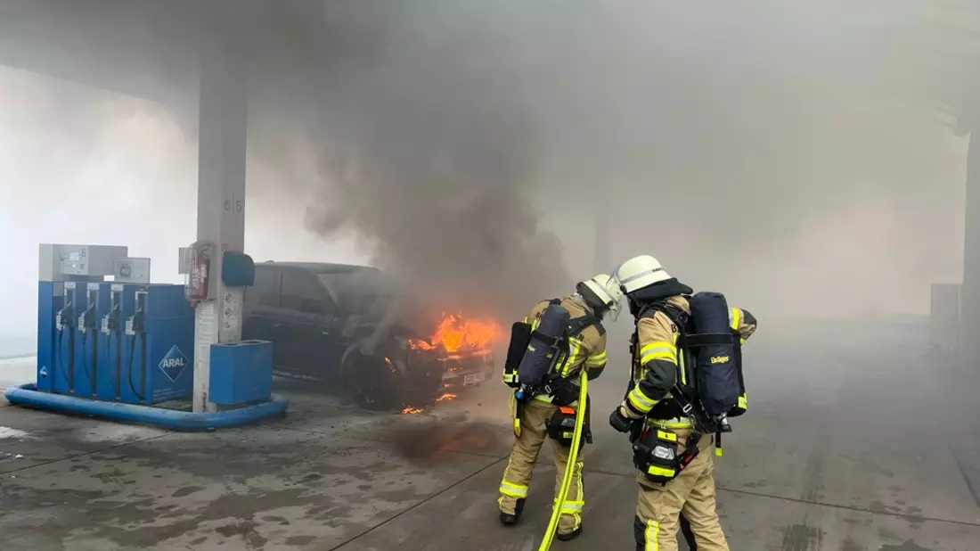 FW Bremerhaven: PKW-Brand an einer Tankstelle - Bild: presseportal.de