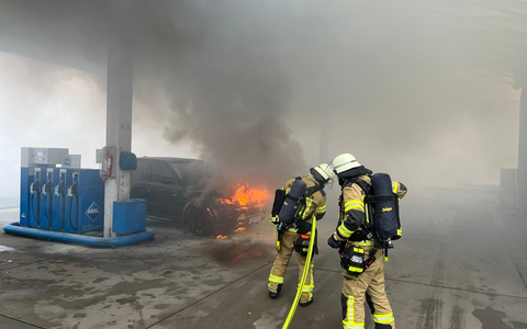 FW Bremerhaven: PKW-Brand an einer Tankstelle - Foto: presseportal.de