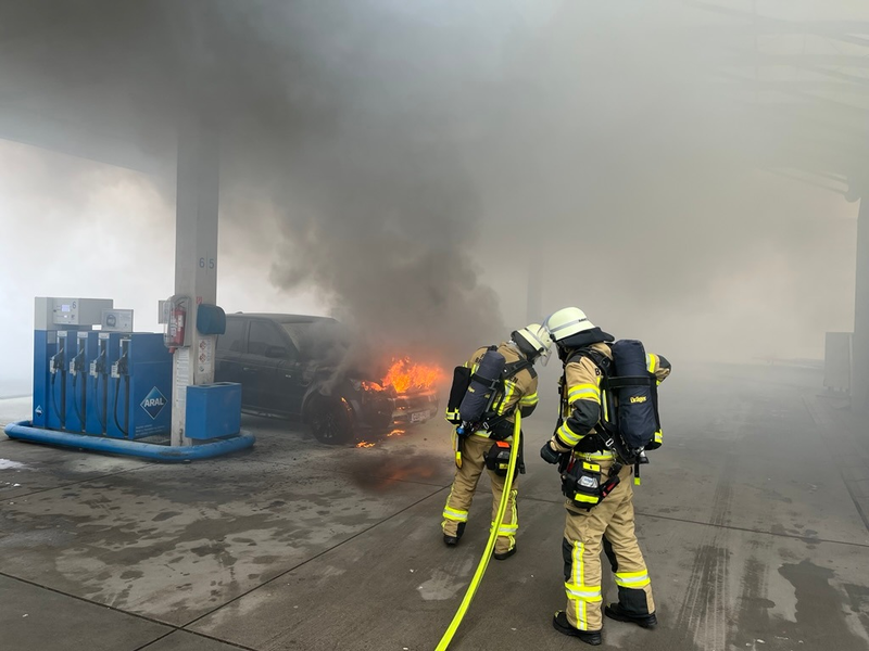 FW Bremerhaven: PKW-Brand an einer Tankstelle - Foto: presseportal.de
