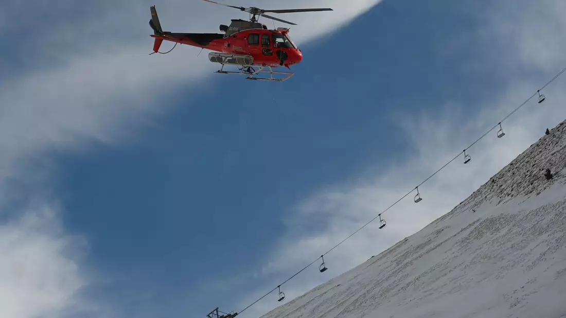 Große Bestürzung herrschte nach dem Unfall in dem spanischen Skigebiet. - Bild: Verónica Lacasa/EUROPA PRESS/dpa