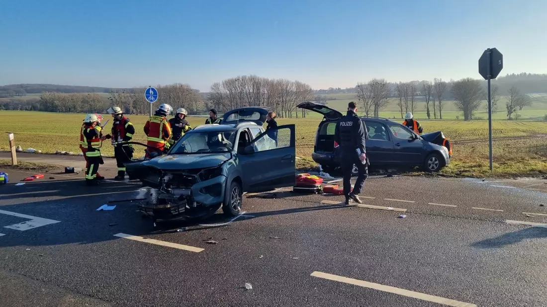 FW Düren: Schwerer Verkehrsunfall auf der K29: Erfolgreiche interkommunale Zusammenarbeit der Feuerwehren Düren, Hürtgenwald und Kreuzau - Bild: presseportal.de
