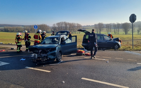 FW Düren: Schwerer Verkehrsunfall auf der K29: Erfolgreiche interkommunale Zusammenarbeit der Feuerwehren Düren, Hürtgenwald und Kreuzau - Foto: presseportal.de