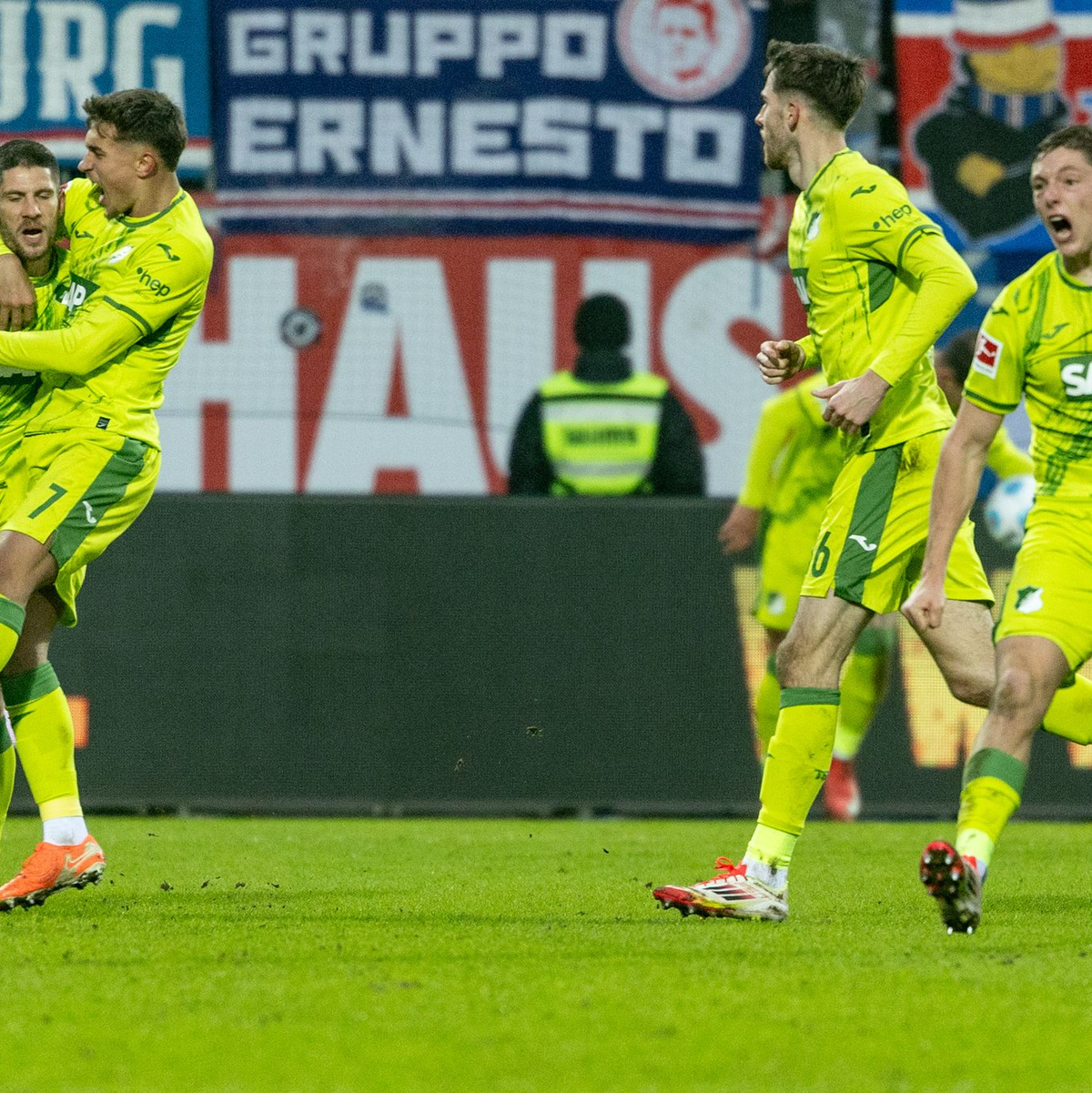 Hoffenheimer Jubel in Kiel. - Foto: Axel Heimken/dpa